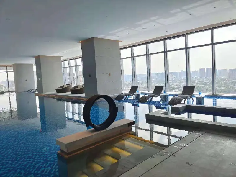Bluewayn uima-altaan lämpöpumppu ja ilmastointijärjestelmä varmistavat ympärivuotisen mukavuuden Chengdu Bay Hotel Sky Infinity Poolissa